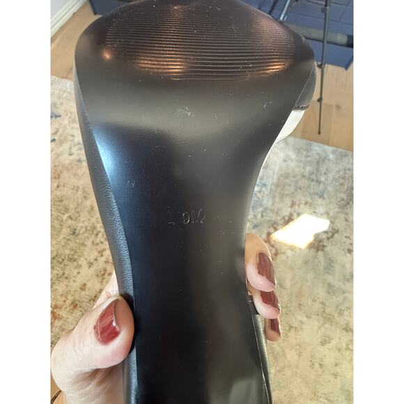 Guess Black White Two Tone Pumps 9M | Pointed Toe Heels Quiet Luxury Classic - Picture 4 of 6